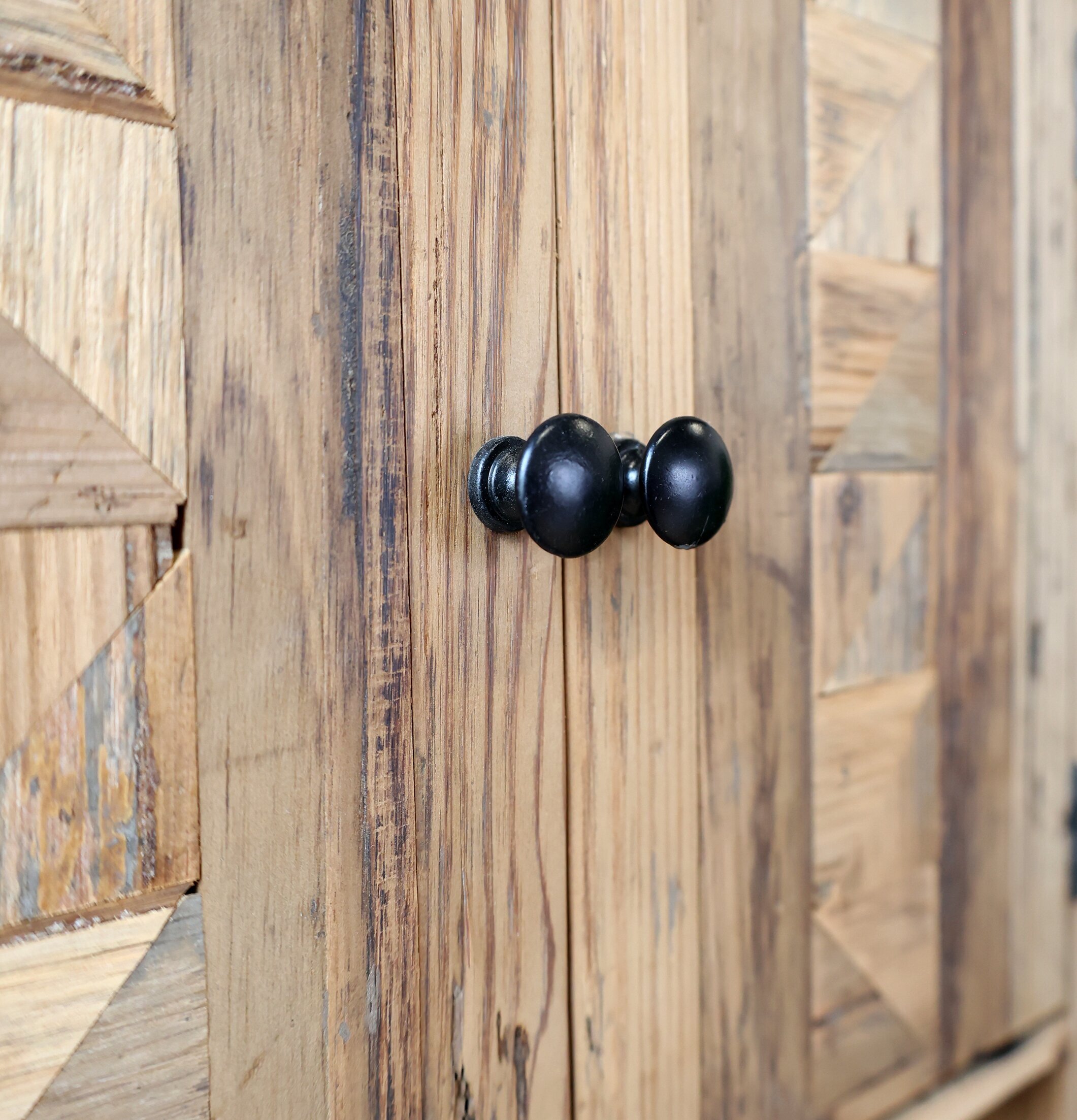 Bild av rustikt väggskåp med tidlös och klassisk design