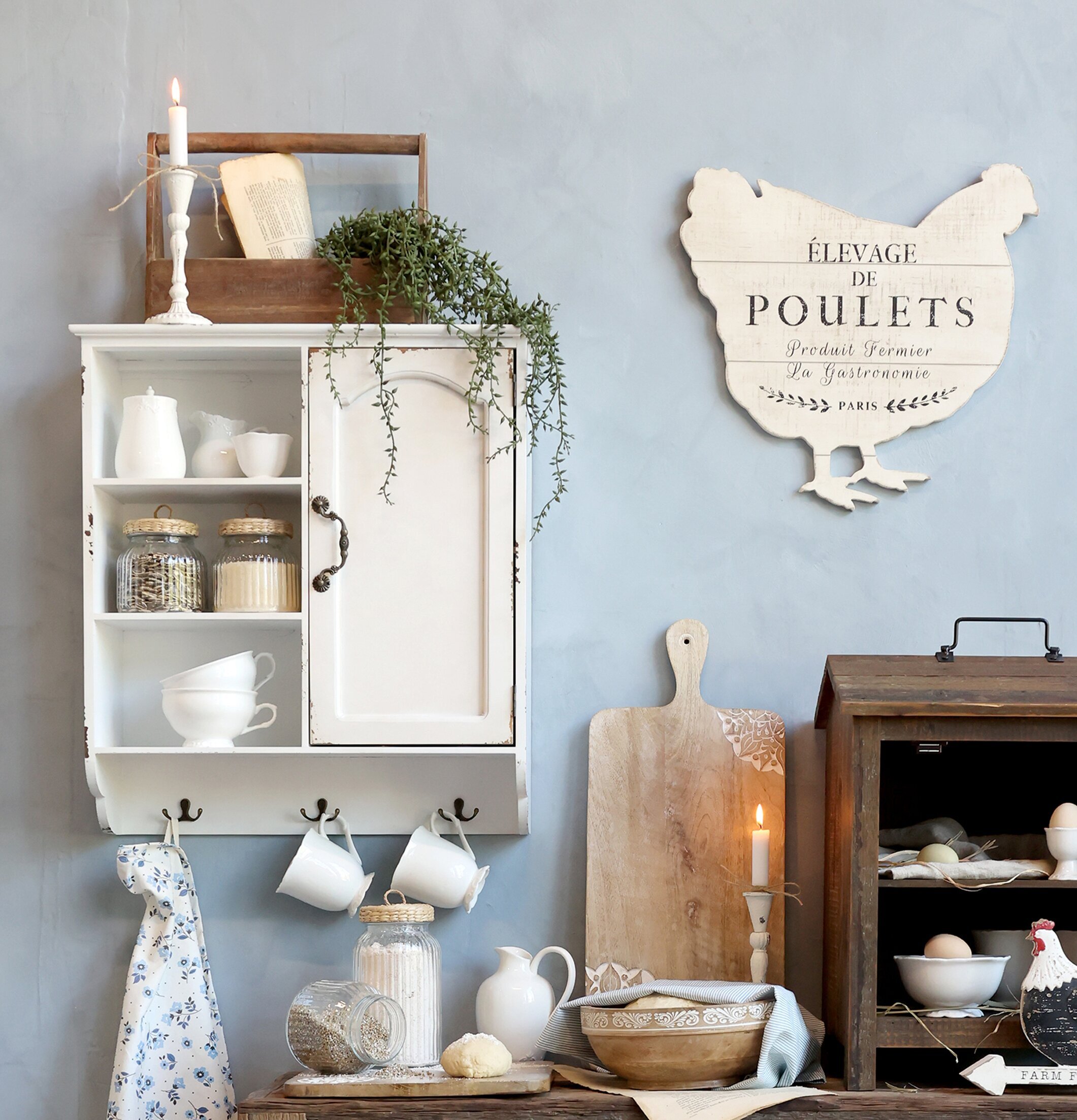 Väggskåp Creme Chic Antique Skåp (ej för nycklar eller medicin) Vägghyllor som mer är en möbel