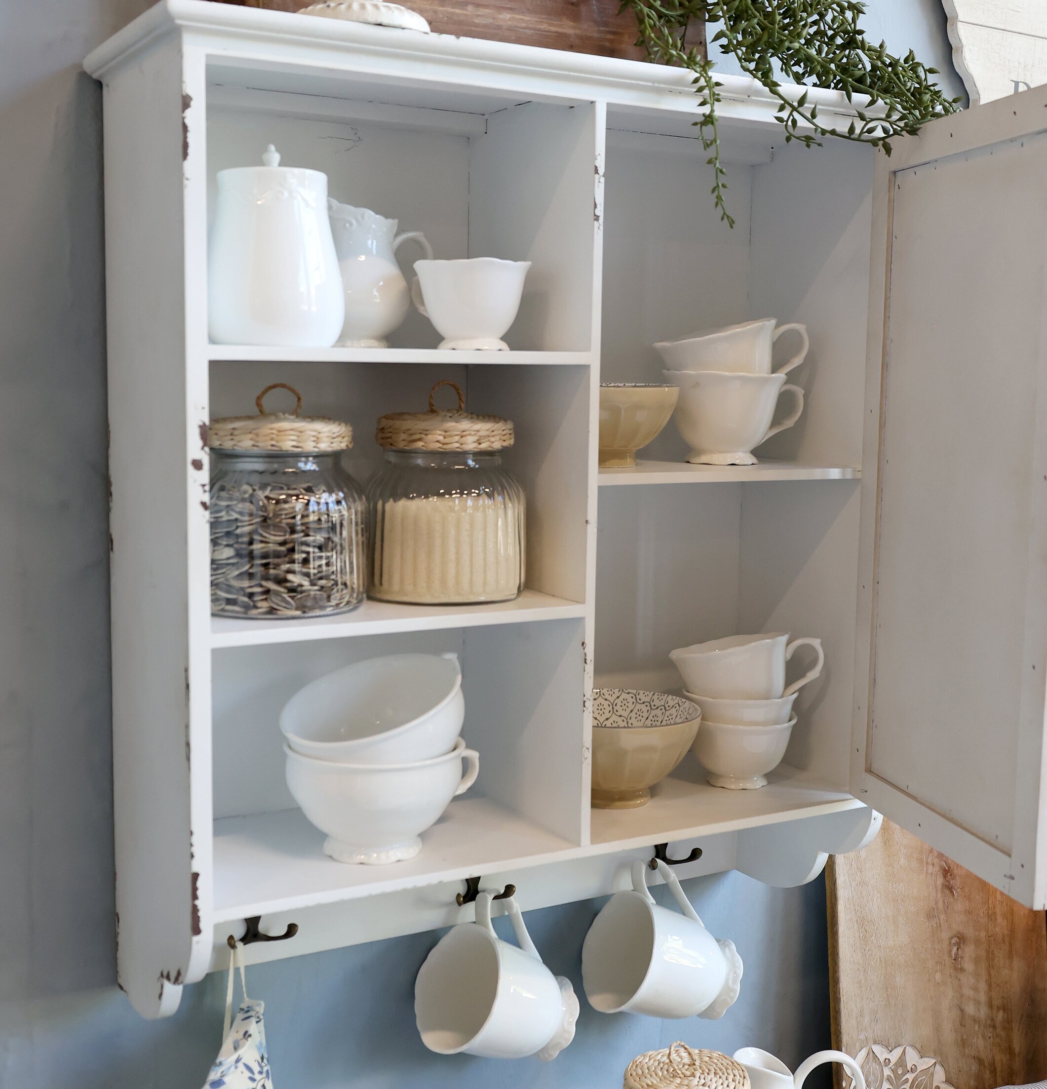 Väggskåp Creme Chic Antique Skåp (ej för nycklar eller medicin) Vägghyllor som mer är en möbel