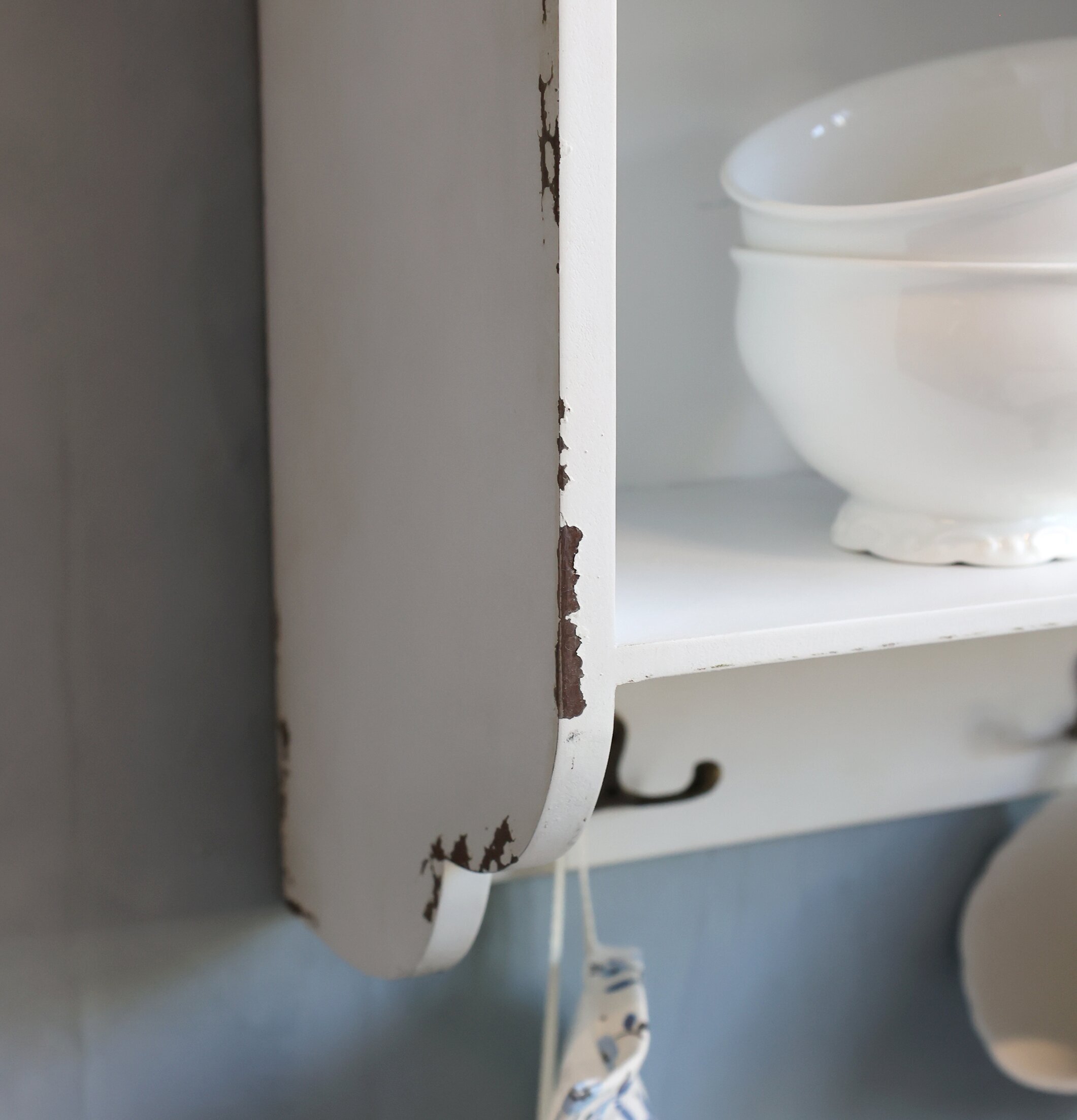 Väggskåp Creme Chic Antique Skåp (ej för nycklar eller medicin) Vägghyllor som mer är en möbel