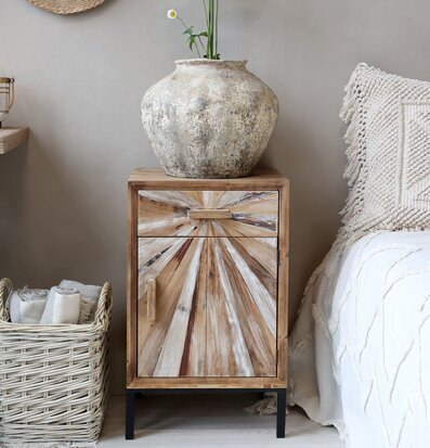 Foto av harmoniskt inrett sovrum med träskåp i centrum