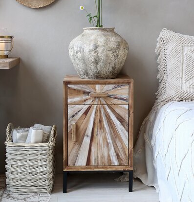 Bild av harmonisk inredning med träskåp och blommor