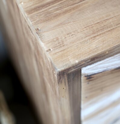 Bild av robust träskåp med naturlig och elegant design