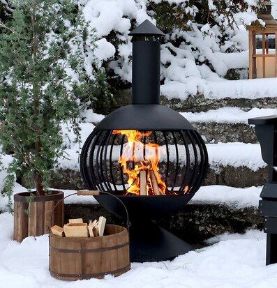 Bild av vintrig utomhusmiljö med eldstad och snö