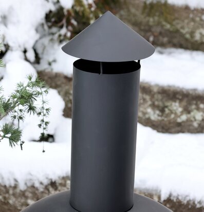 Bild av stilren eldstad i vinterlandskap för utomhusbruk