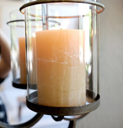 Bild av stilren väggspegel med integrerad ljusstake