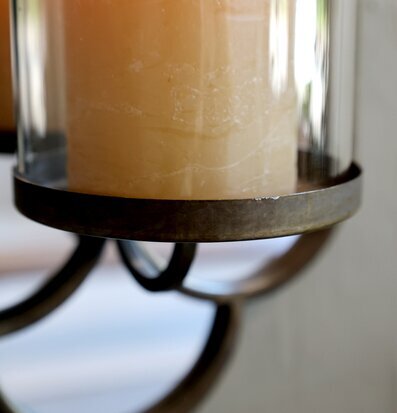 Bild av elegant väggdekoration med spegel och ljusstake