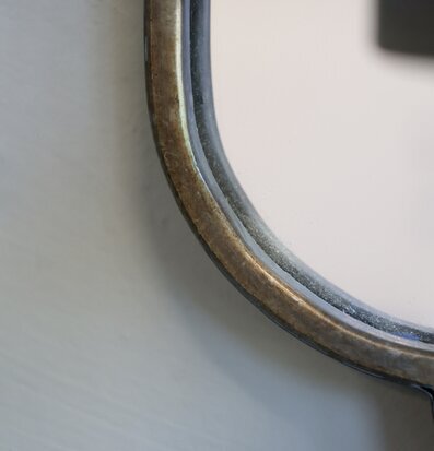 Bild av antik spegel med mässingsram och ljusstake