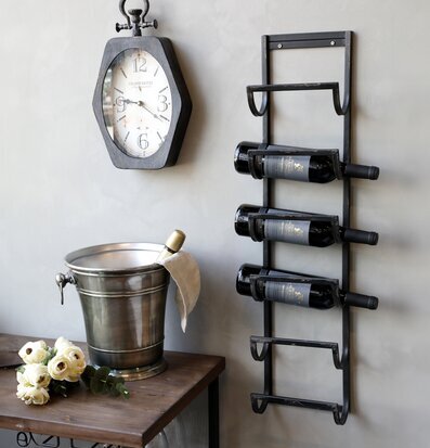 Bild av stilfullt vinställ och elegant inredningsdetalj