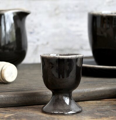 Bild av elegant och harmonisk köksinredning i svart