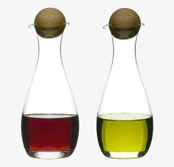 Bild av eleganta flaskor för olja och vinäger med ekkork