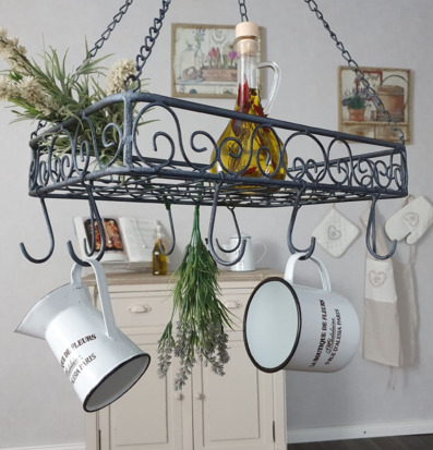 Bild av rustik takhylla med antik charm och detaljer