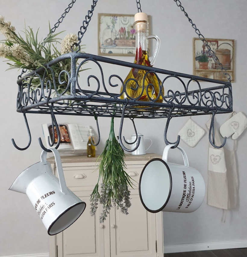 Bild av rustik takhylla med antik charm och detaljer