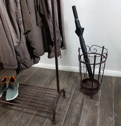 Bild av smakfullt organiserad hall med paraplyställ