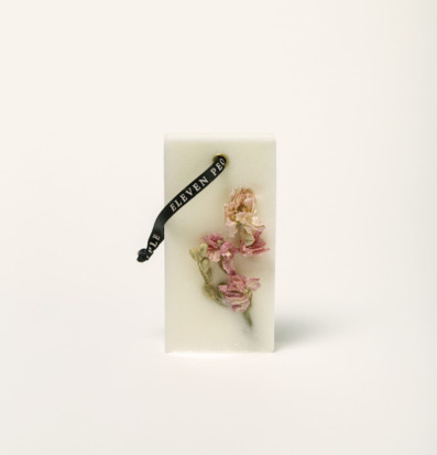 Bild av rektangulärt doftblock med torkade blommor