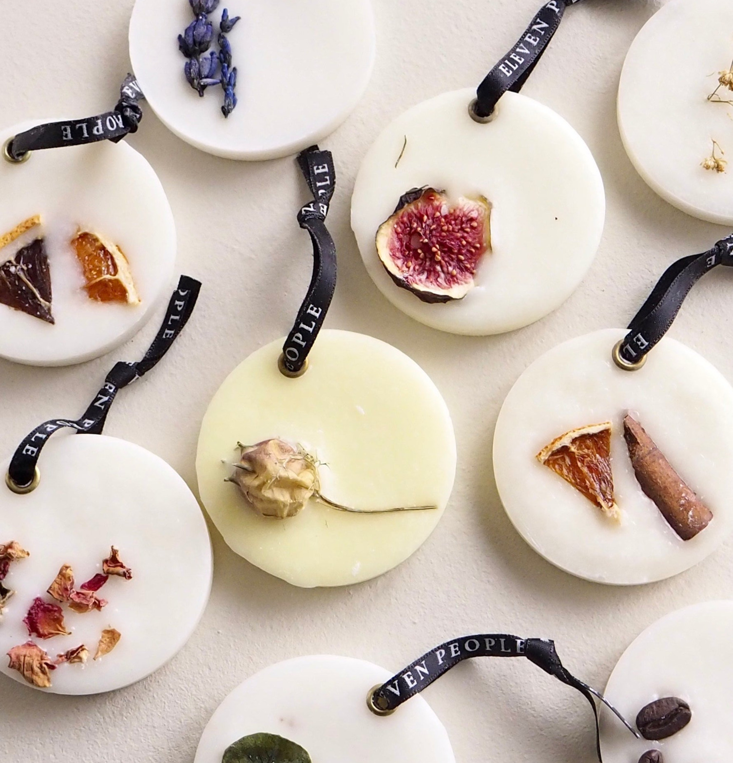 Doftblock - Vanilj, Sandelträ & Mysk Rosengeranium Vetiver Bergamott, Neroli Bärnsten Rosa grapefrukt, blodapelsin Cederträ Eleven