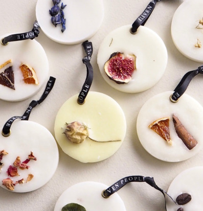 Bild av eleganta doftblock med naturliga dekorationer