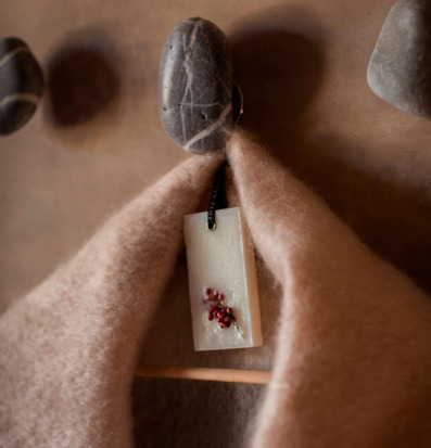 Bild av elegant garderob med doftblock och naturliga toner