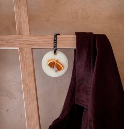 Bild av elegant garderobshörn med doft och naturkänsla