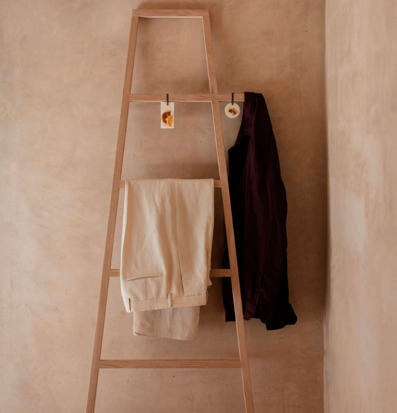 Foto av stilrent rumshörn med doftblock och klädställning