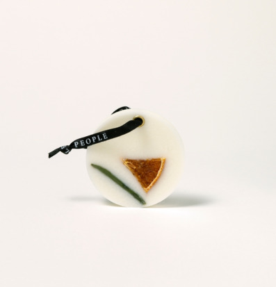 Bild av stilrent doftblock med fruktiga och träiga toner