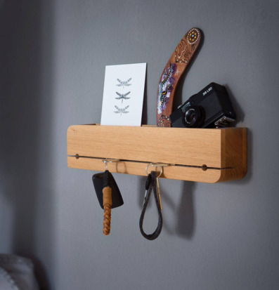 Bild av stilren nyckelhållare i oljad ek och metallkrokar