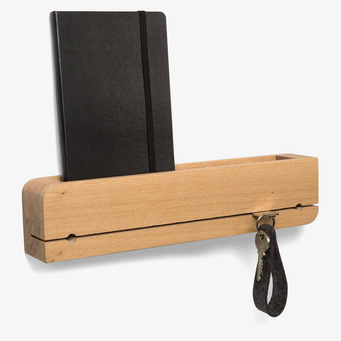 Bild av stilren nyckelhållare i oljad ek med detaljer