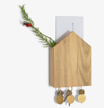 Foto av stilrent nyckelhus i oljad ek med detaljer