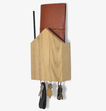 Bild av elegant och praktisk nyckelförvaring i oljad ek