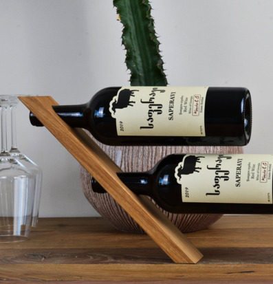 Foto av elegant vinflaskhållare i oljad ek och vinglas