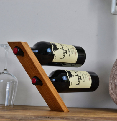 Bild av elegant vinflaskhållare i oljad ek med stil