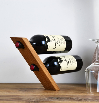 Bild av elegant vinflaskhållare i trä med vinglas