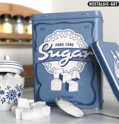 Bild av nostalgisk plåtburk med socker och skål