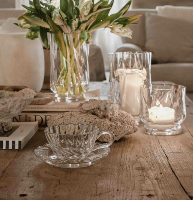 Bild av harmoniskt vardagsrum med eleganta glasdetaljer