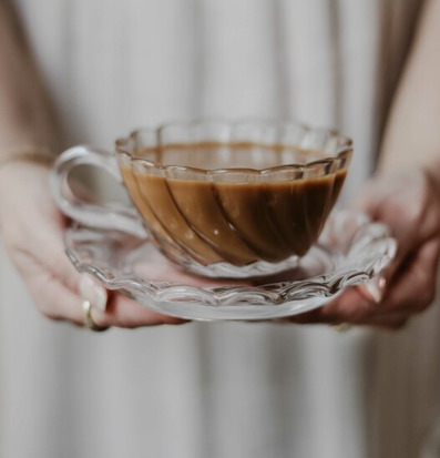 Bild av elegant kaffekopp och fat i spiraldesign