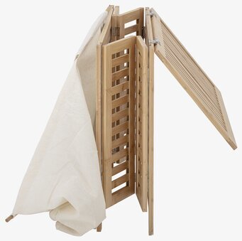 Bild av stilren tvättkorg i naturligt bambumaterial