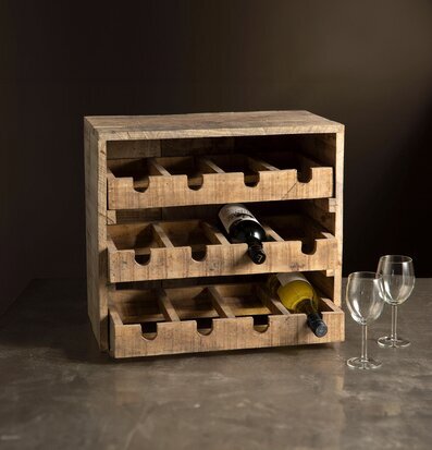 Bild av antik vinlåda i trä med vinglas och flaskor