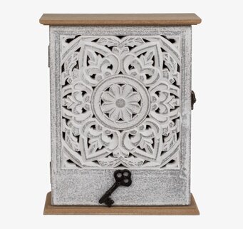 Bild av charmigt nyckelskåp i bohostil med sniderier