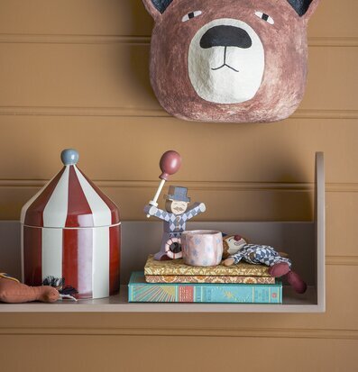 Bild av charmig interiör med lekfulla dekorationer