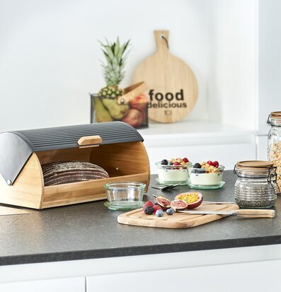 Bild av stilrent kök med bambu brödbox och frukter
