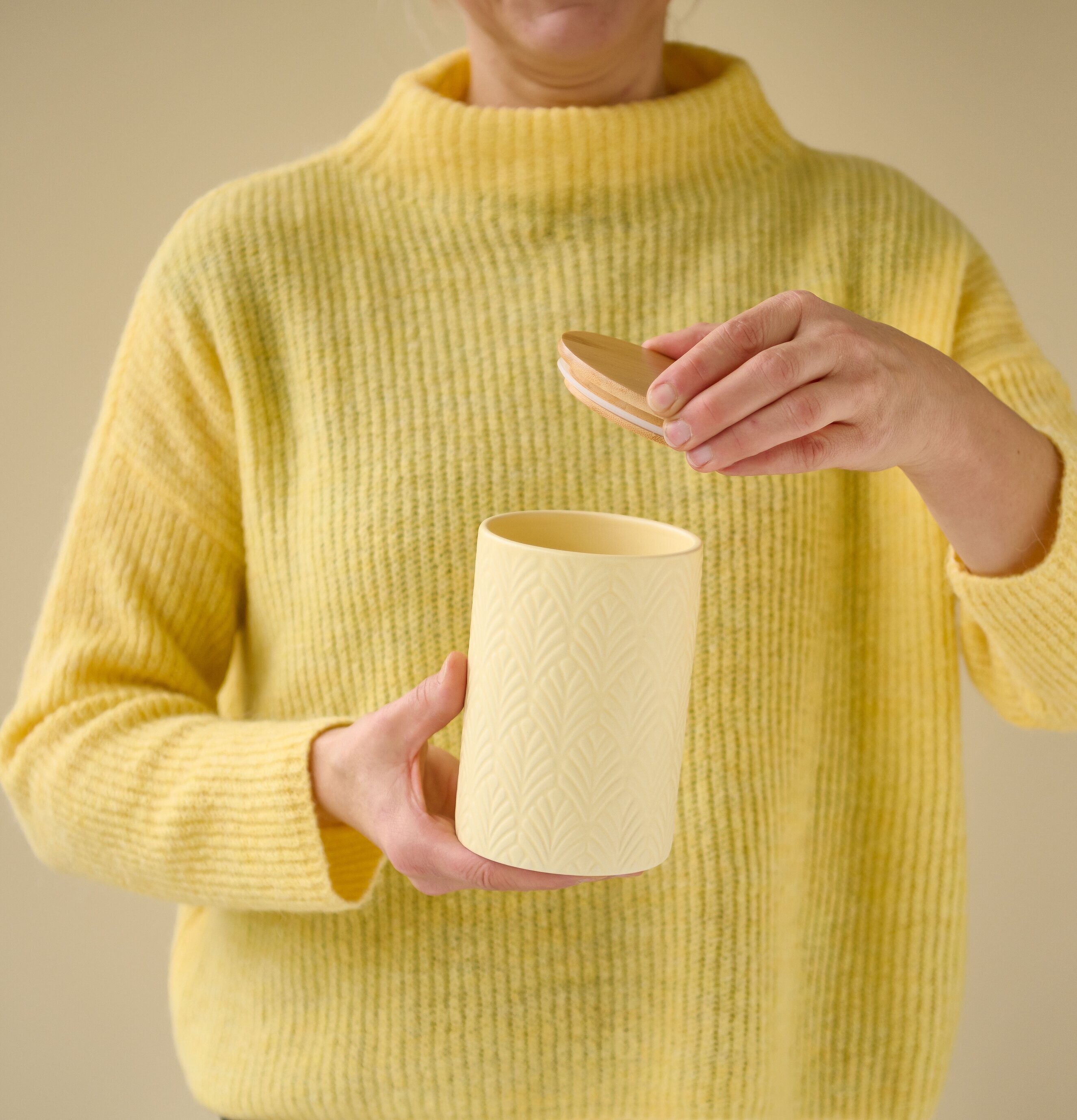 Bild av keramisk förvaringsburk med trälock och mönster