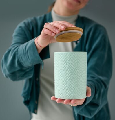 Foto av stilren och funktionell förvaringsburk i keramik