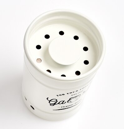 Bild av vit plåtburk för vitlöksförvaring i köket