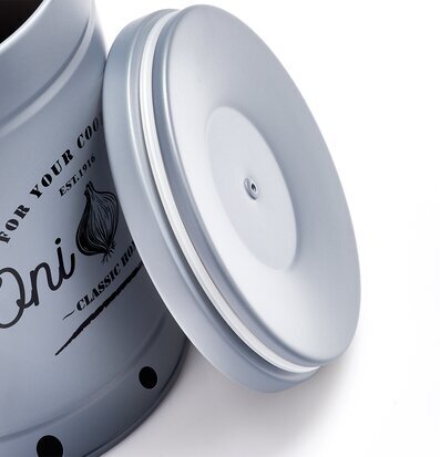 Bild av stilren grå plåtburk för lökförvaring i köket