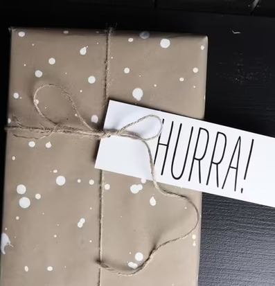 Bild av paket med brunt papper och vit stänkmönster