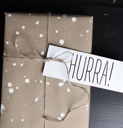 Bild av paket med brunt papper och vit stänkmönster