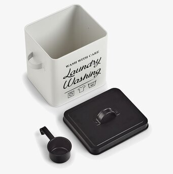 Bild av stilren plåtburk för tvättmedel i tvättstugan