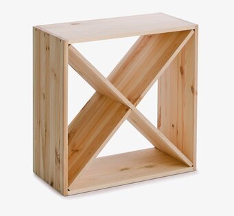 Bild av vinställ i furu med korsdesign och naturlig stil