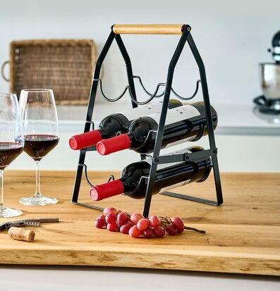 Bild av stilrent vinställ i modern köksmiljö