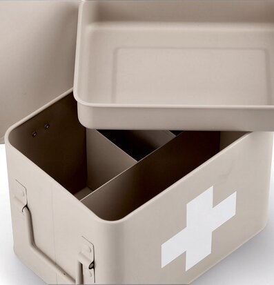 Foto av stilren och praktisk plåtburk för medicinförvaring